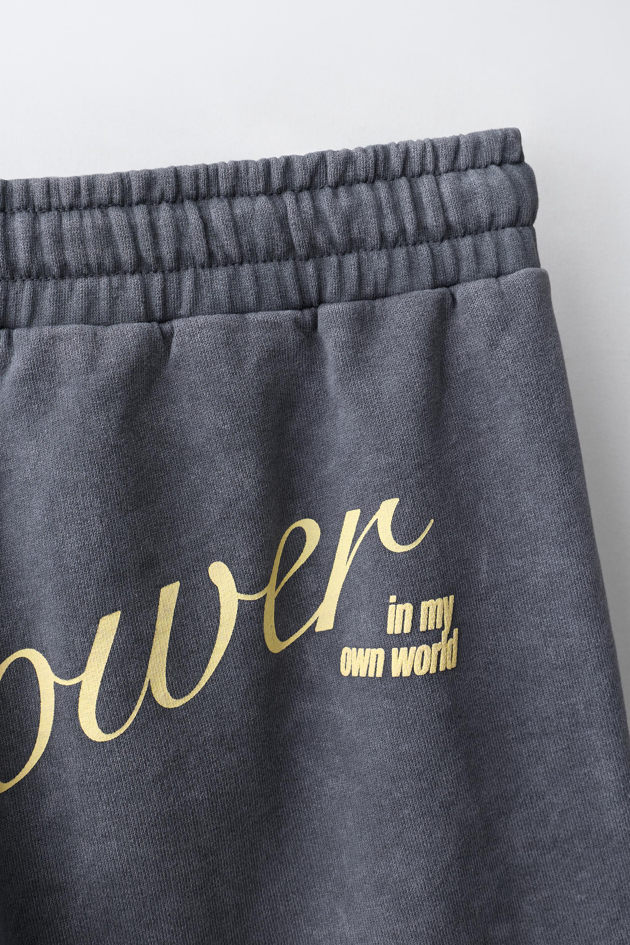 LONG PRINTED TEXT BERMUDA SHORTS